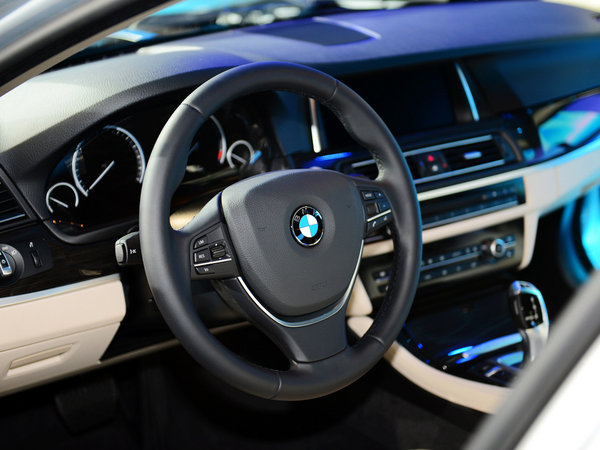 宝马530Le插电混动上市 售价69.86万元_新车