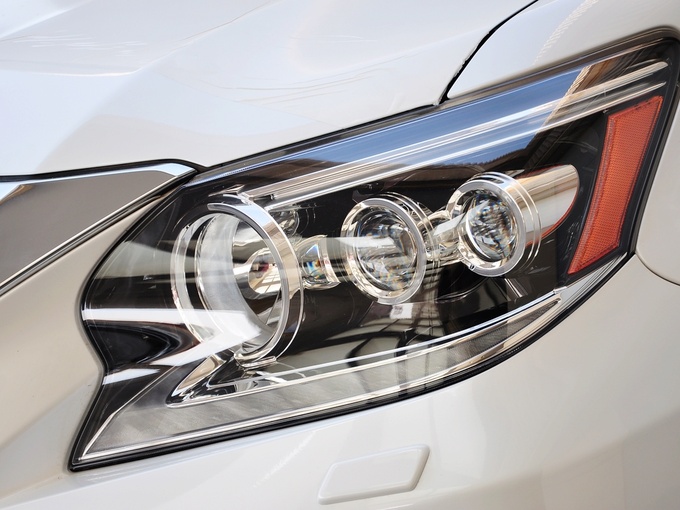 雷克萨斯  400 车辆大灯细节