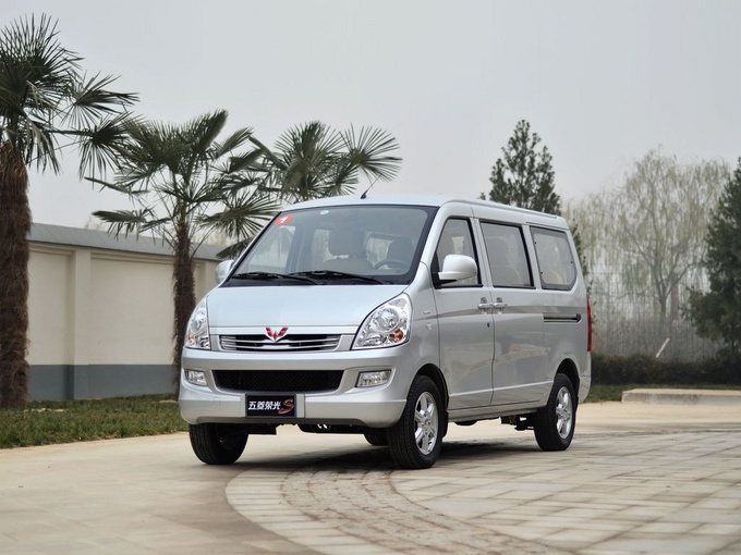 上汽通用五菱  1.5L S 左前正45度