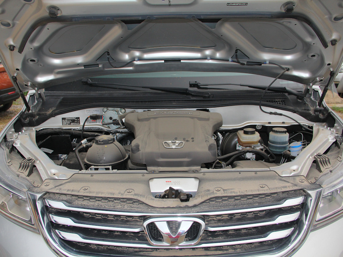 华颂  2.0T 自动 发动机舱