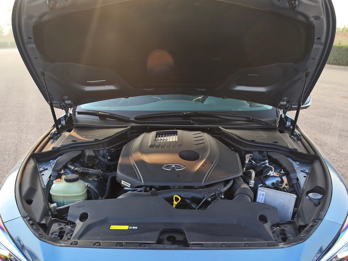 东风英菲尼迪  2.0T 发动机舱