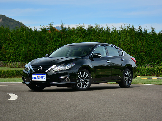 东风日产 2.5L 左前正45度