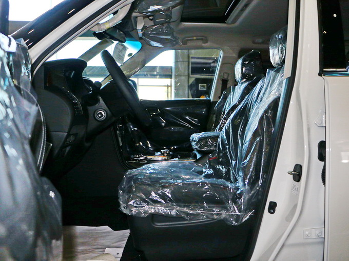 日产(进口)  5.6L 前排空间