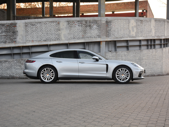 保时捷  Panamera 4S 行政加长版 正右侧
