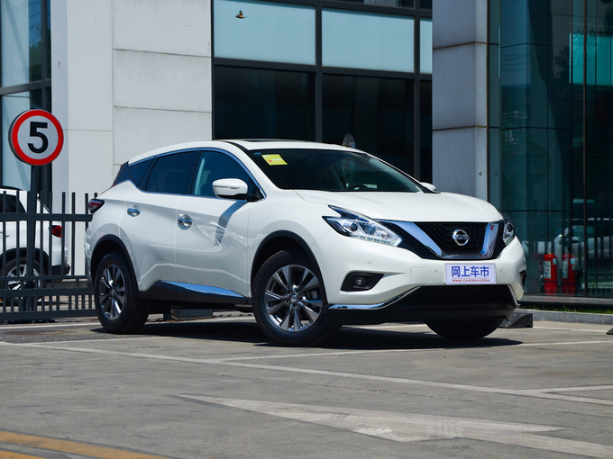 东风日产  2.5L 右前正45度