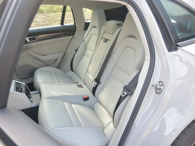 保时捷  Panamera 4 Sport Turismo 第二排座椅