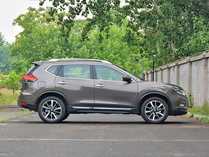 东风日产  2.5L 正右侧