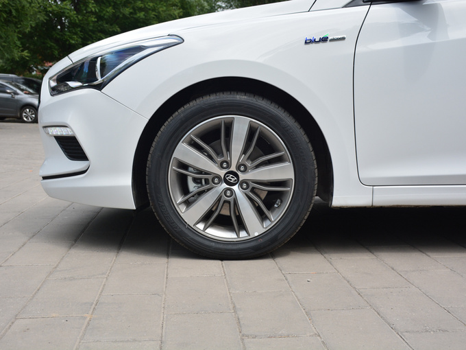 北京现代  1.6T 左前轮