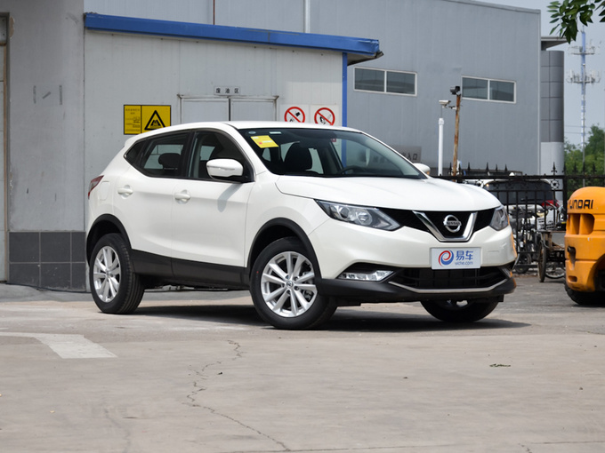 东风日产  2.0L 右前正45度