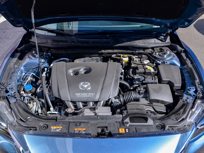 一汽马自达  2.0L 发动机舱