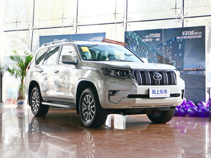 一汽丰田  3.5L 自动VX 右前正45度