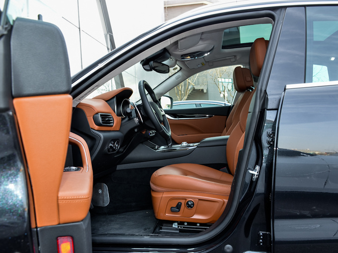 玛莎拉蒂  3.0T 350Hp 前排空间