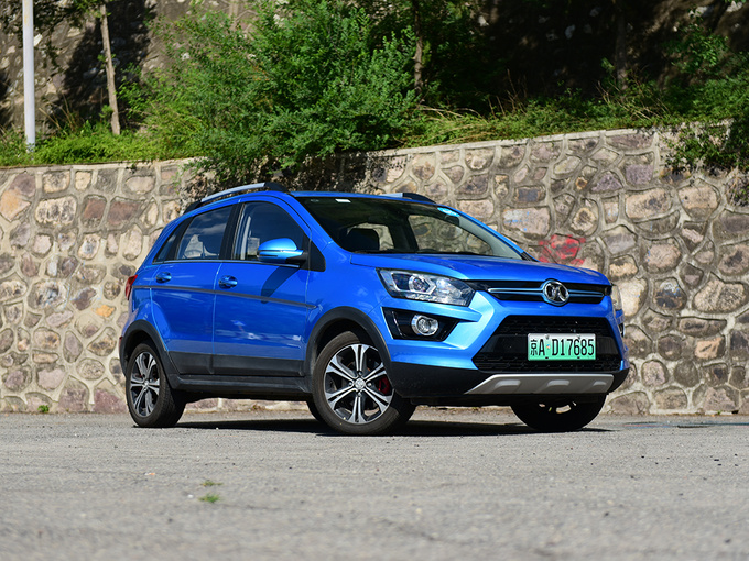 北汽新能源 EX360 右前正45度