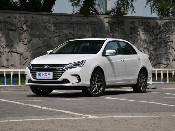 比亚迪  秦EV450 左前正45度