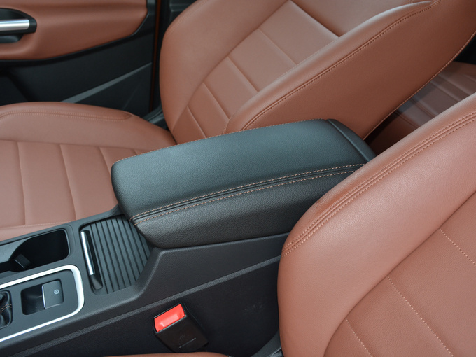 长安福特  EcoBoost 180 前排中央扶手