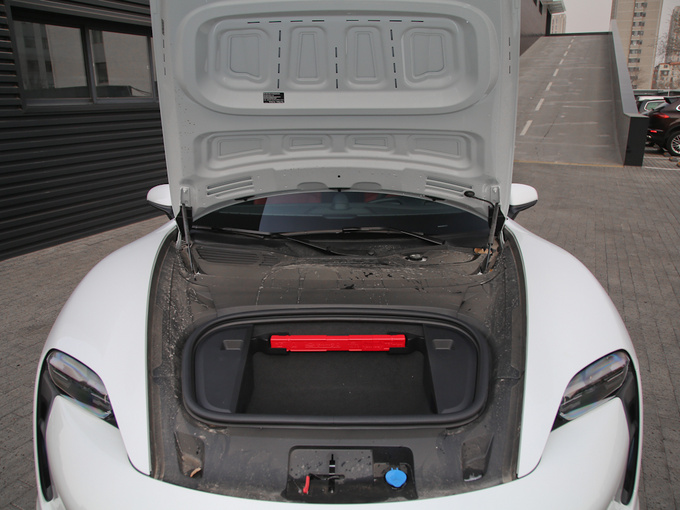 保时捷  Taycan 发动机舱