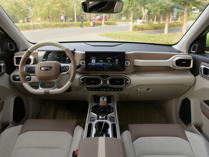 吉利汽车  260T 大中控全景