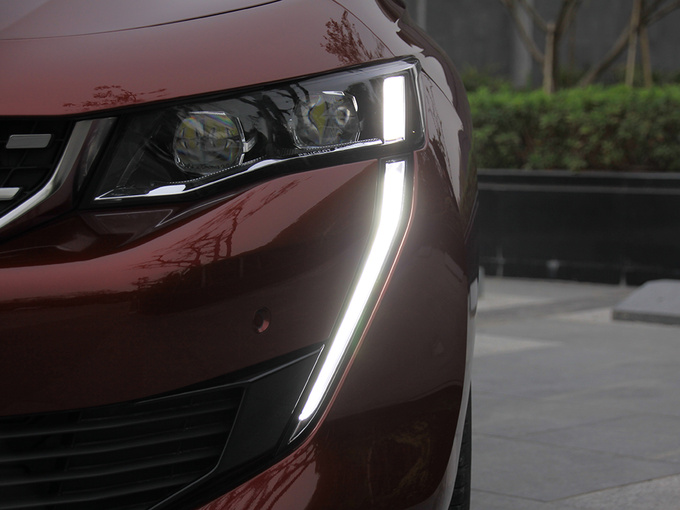 东风标致  508L 400THP PureTech 激情版 左前雾灯