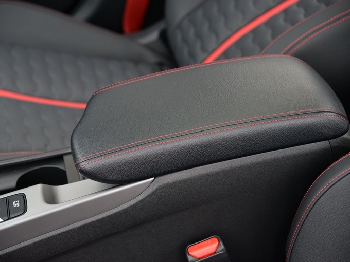 北京现代  280TGDi 智速版 前排中央扶手