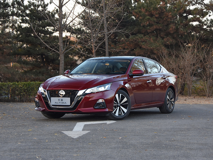 东风日产  2.0L XE 左前正45度