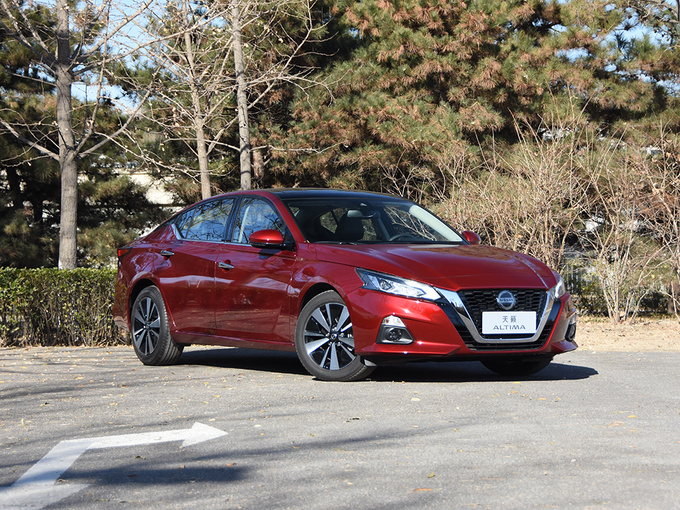 东风日产  2.0L XE 右前正45度