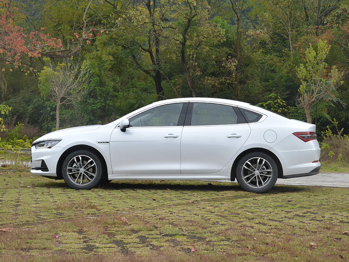 比亚迪  秦Pro 1.5TI 正左侧