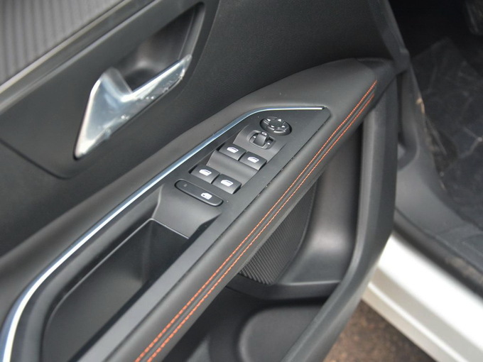 东风标致  350THP 左前门储物格