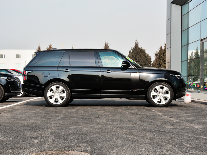 路虎  3.0 V6 SC 正右侧