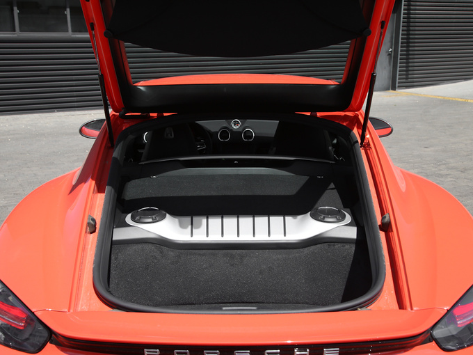 保时捷  Cayman 后备箱