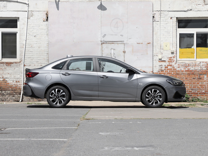 雪佛兰 RS 330T 自动畅快版 正右侧