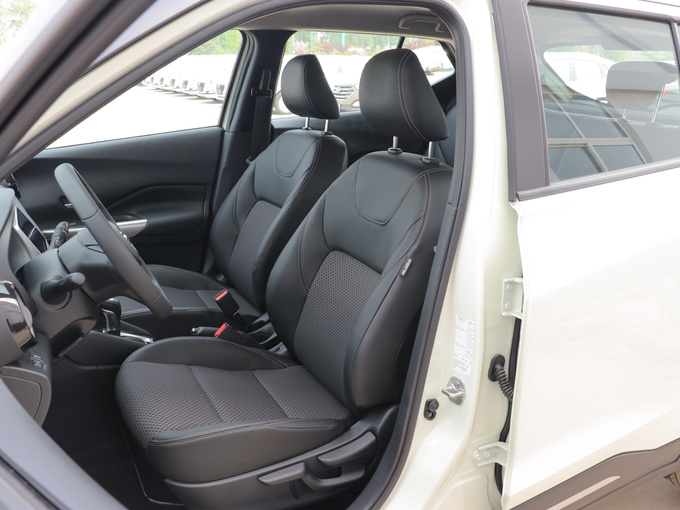 东风日产  1.5L 前排座椅