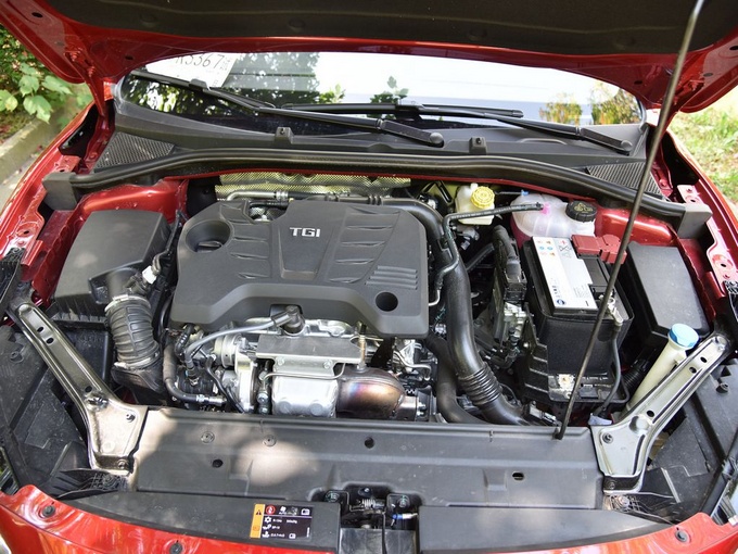 MG  20T 发动机舱