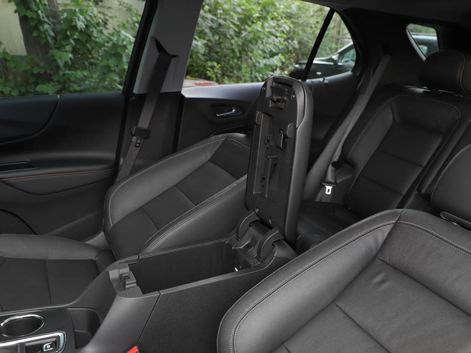 雪佛兰 535T 自动驰界版 前排中央扶手箱