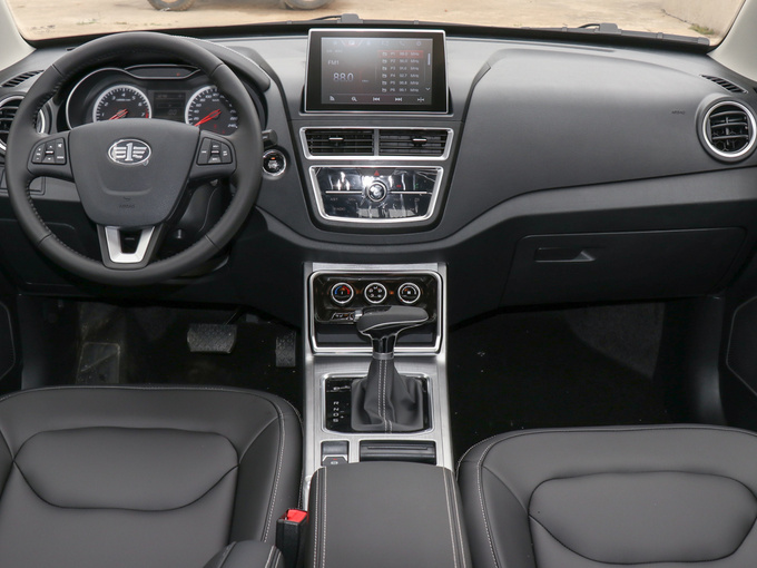 一汽奔腾  1.6L 自动豪华型 中控台