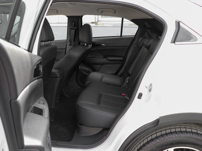 广汽三菱  1.5T CVT两驱梦想版 第二排空间