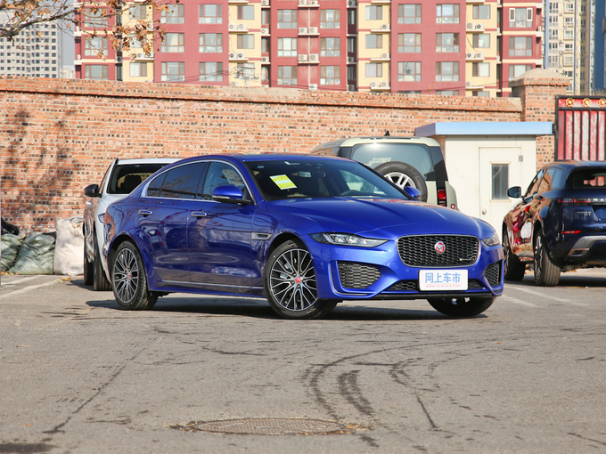 奇瑞捷豹路虎  2.0T 200PS R-DYNAMIC 右前正45度