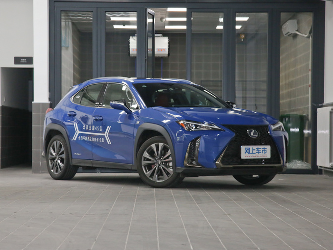 雷克萨斯 260h F SPORT版 右前正45度