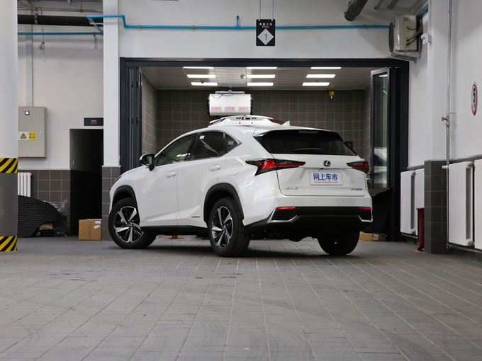 雷克萨斯  300h 全驱 锋致版 左后正45度