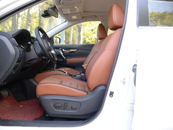 东风日产  2.5L CVT至尊领航版 前排空间