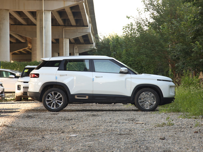 吉利汽车  300T i9 正右侧