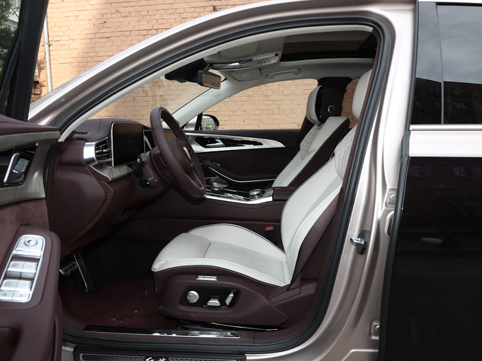 一汽红旗 3.0T 前排空间