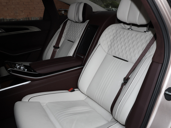 一汽红旗 3.0T 第二排座椅