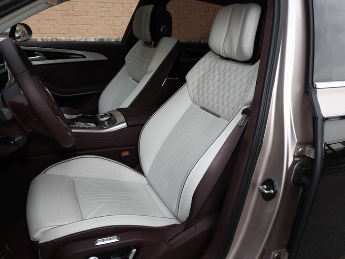 一汽红旗 3.0T 前排座椅