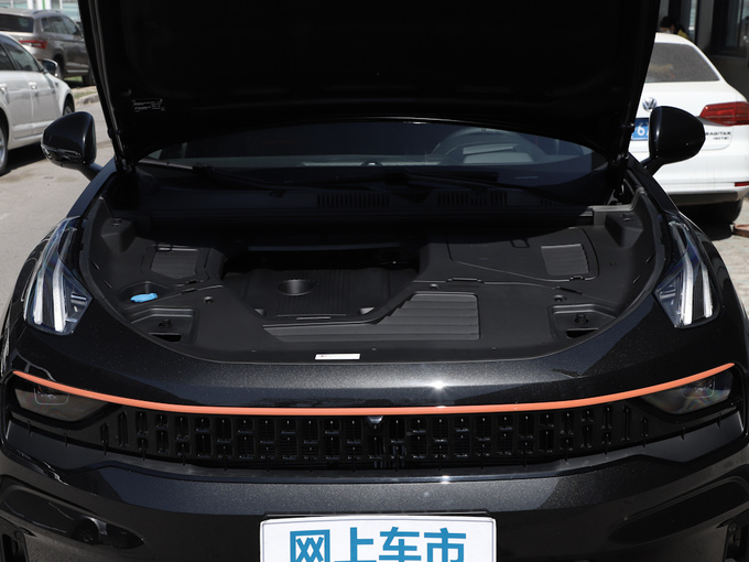领克  2.0TD 发动机舱
