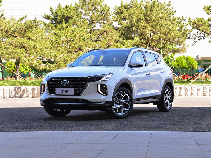 北京现代 280TGDi 双离合两驱时尚版 左前正45度