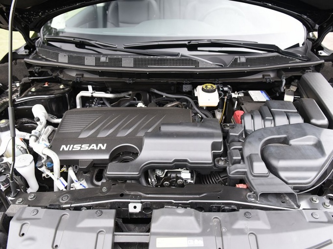 东风日产  2.0L 发动机舱