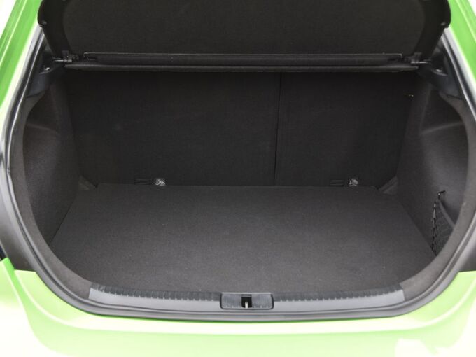 名爵  1.5T 后备箱