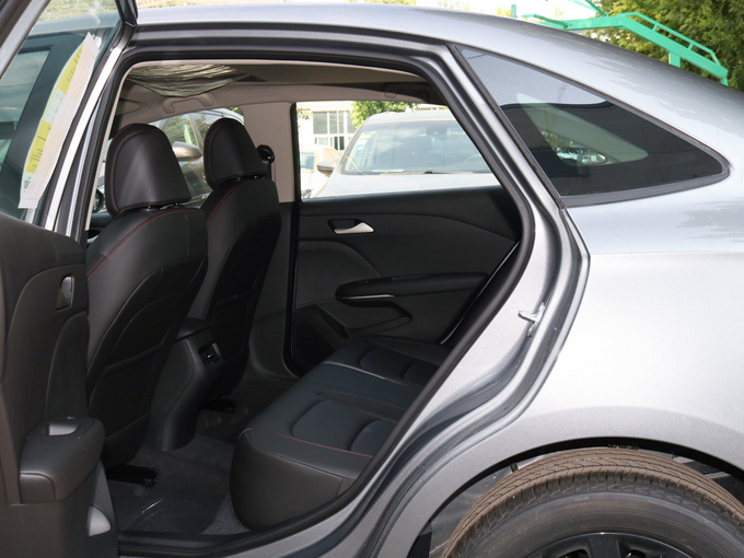 雪佛兰  轻混 Redline 320T 第二排空间