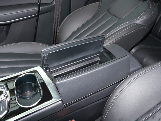 江铃福特  领界S EcoBoost 145 CVT 前排中央扶手箱