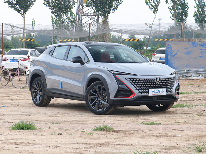 长安汽车  1.5T 右前正45度